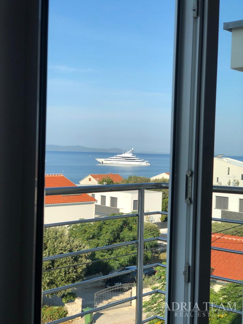 KUĆA S 10 APARTMANA, POGLED NA MORE - PETRČANE