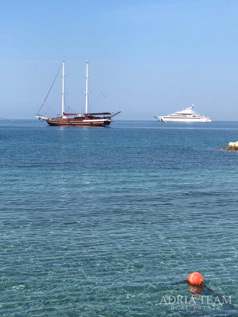 KUĆA S 10 APARTMANA, POGLED NA MORE - PETRČANE