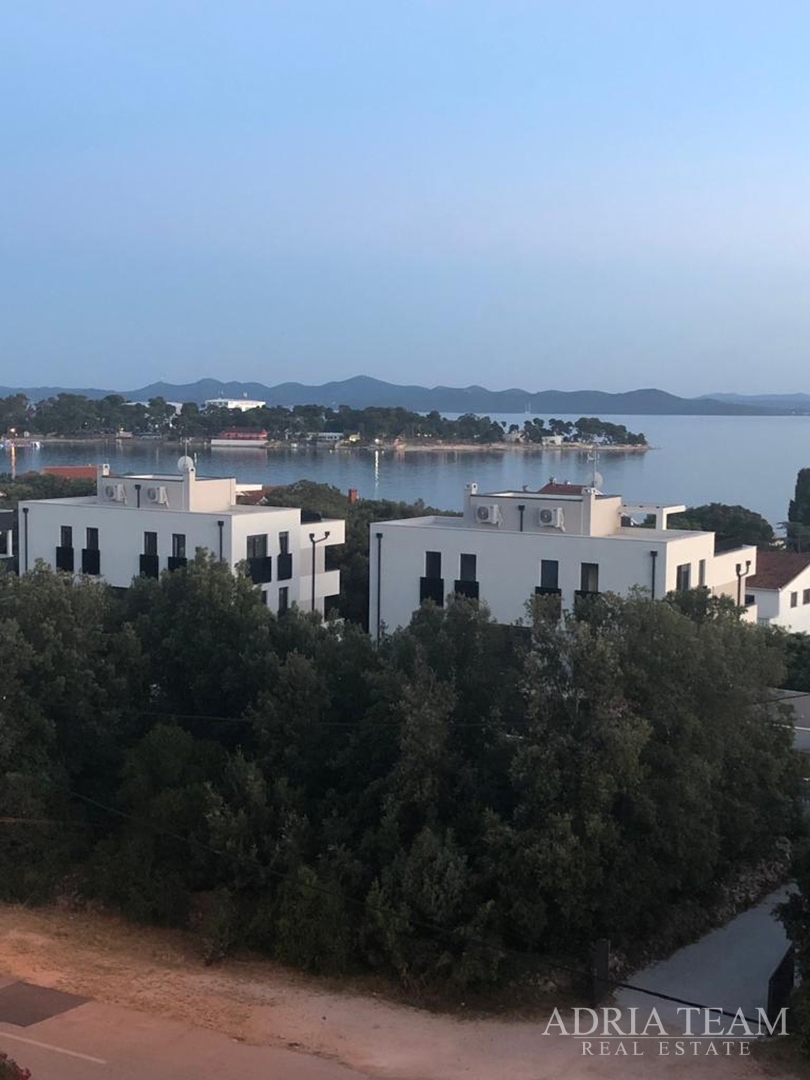 KUĆA S 10 APARTMANA, POGLED NA MORE - PETRČANE