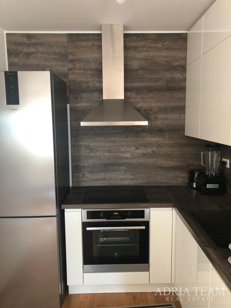 KUĆA S 10 APARTMANA, POGLED NA MORE - PETRČANE