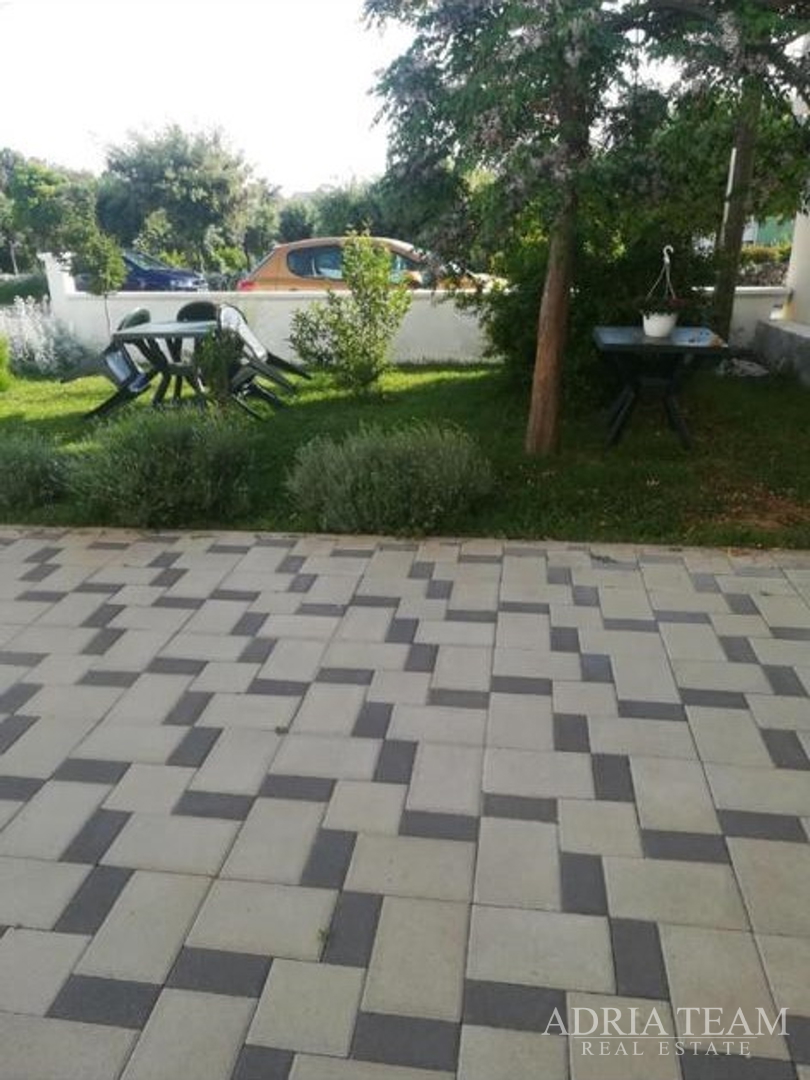 KUĆA S 10 APARTMANA, POGLED NA MORE - PETRČANE