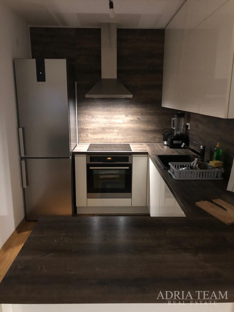 KUĆA S 10 APARTMANA, POGLED NA MORE - PETRČANE
