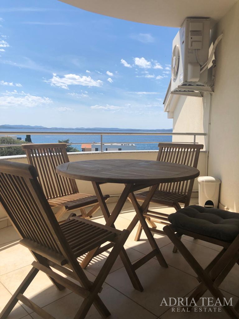 KUĆA S 10 APARTMANA, POGLED NA MORE - PETRČANE