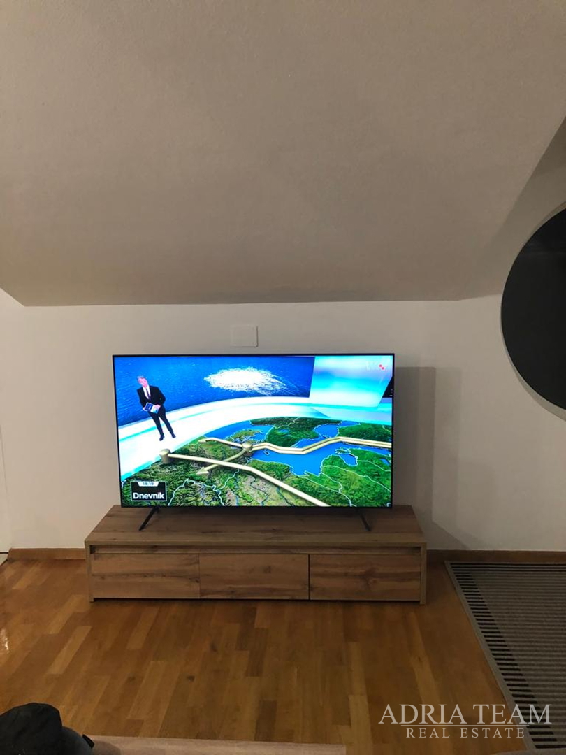 KUĆA S 10 APARTMANA, POGLED NA MORE - PETRČANE