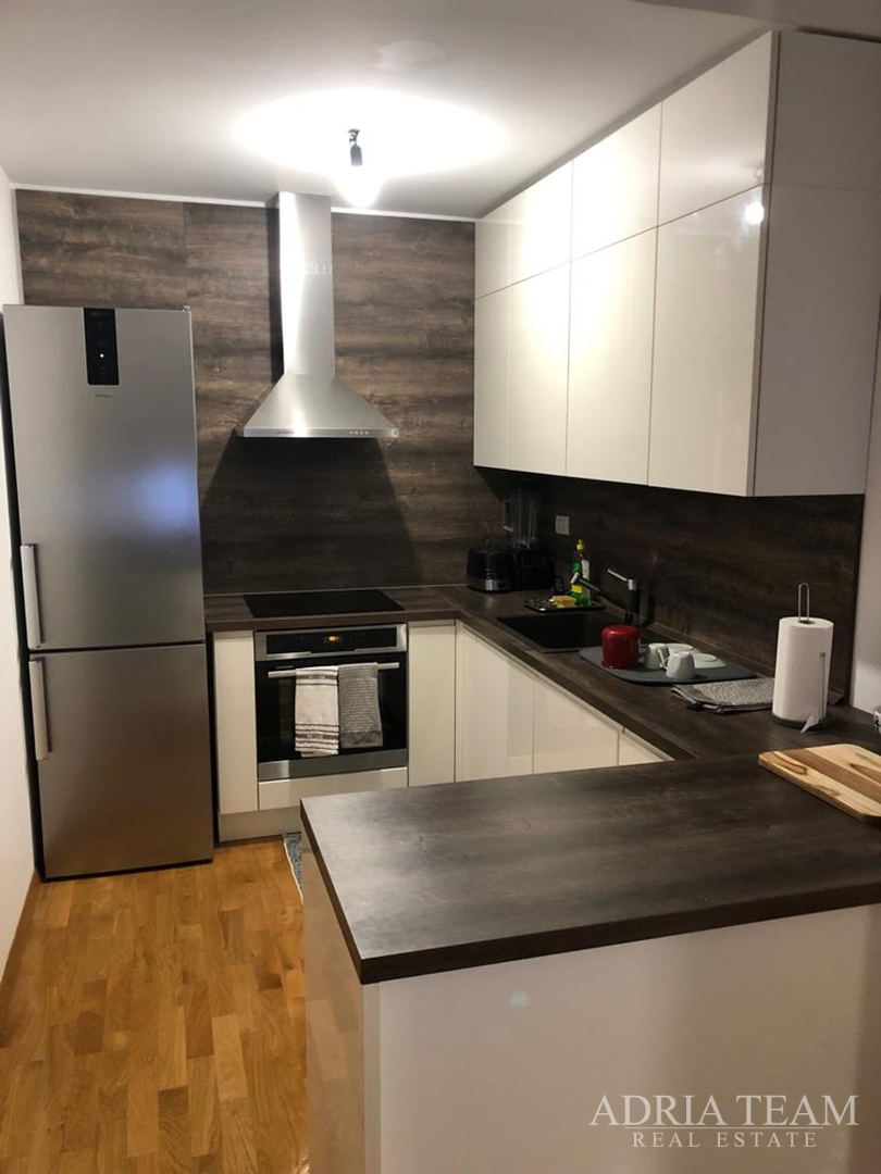 KUĆA S 10 APARTMANA, POGLED NA MORE - PETRČANE