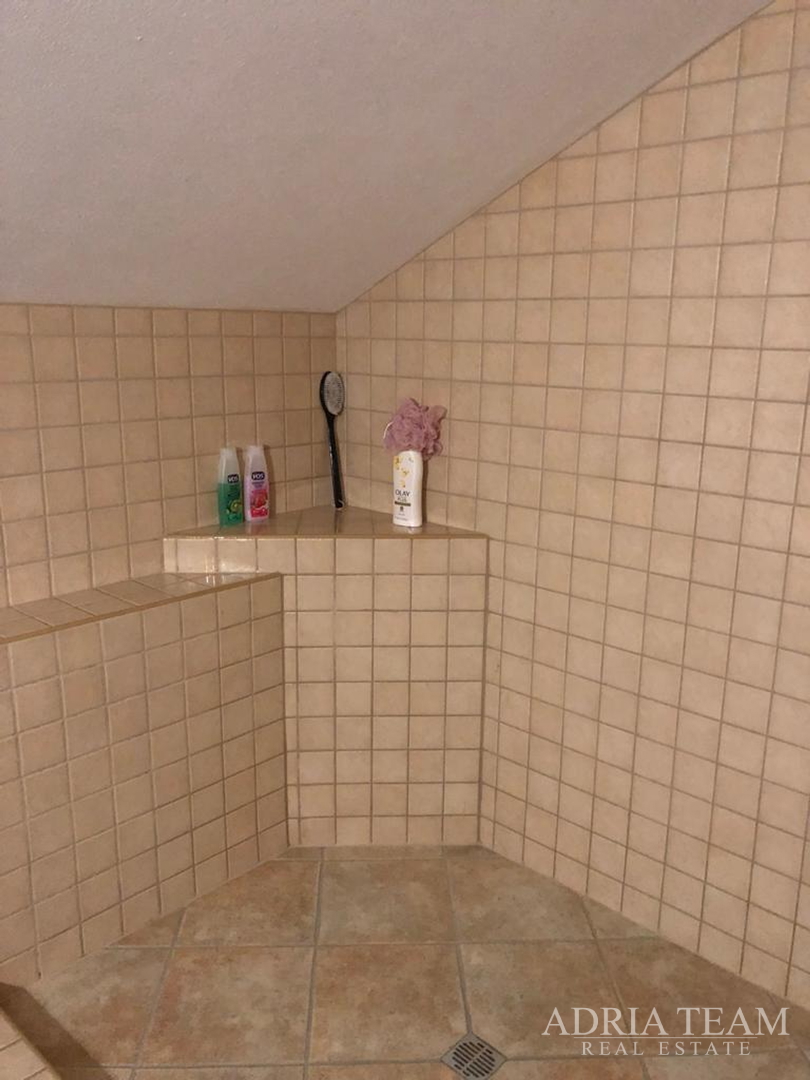 KUĆA S 10 APARTMANA, POGLED NA MORE - PETRČANE