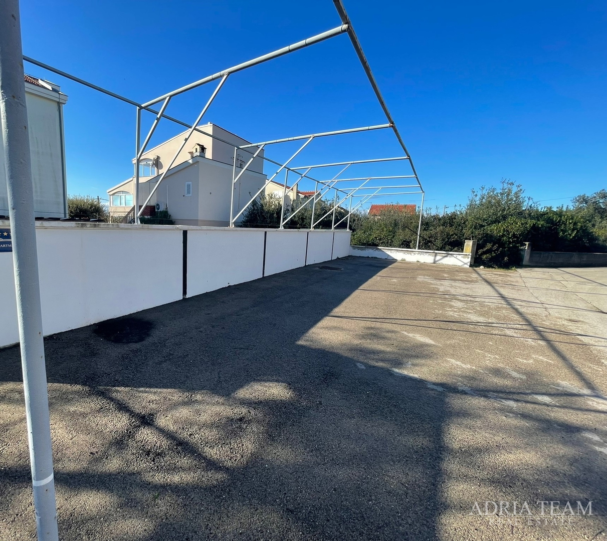 KUĆA S 10 APARTMANA, POGLED NA MORE - PETRČANE