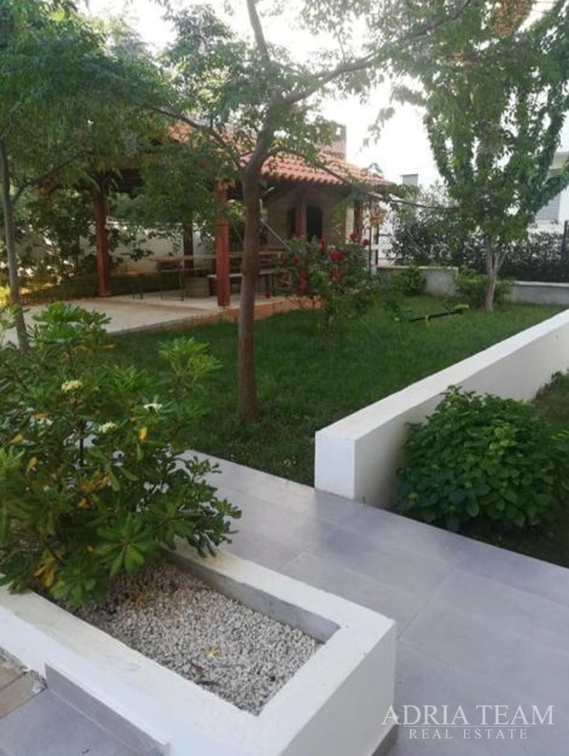 KUĆA S 10 APARTMANA, POGLED NA MORE - PETRČANE