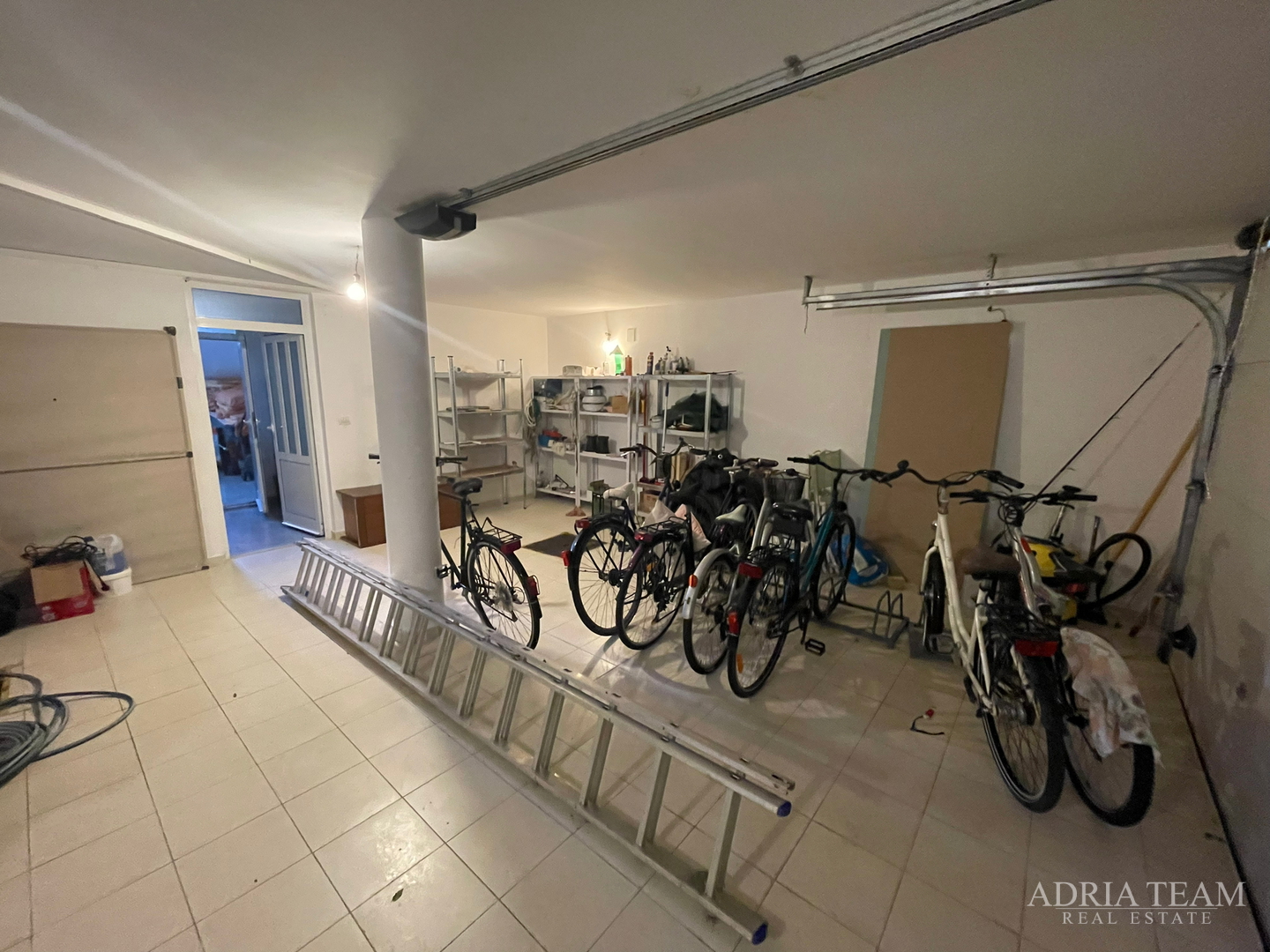 KUĆA S 10 APARTMANA, POGLED NA MORE - PETRČANE