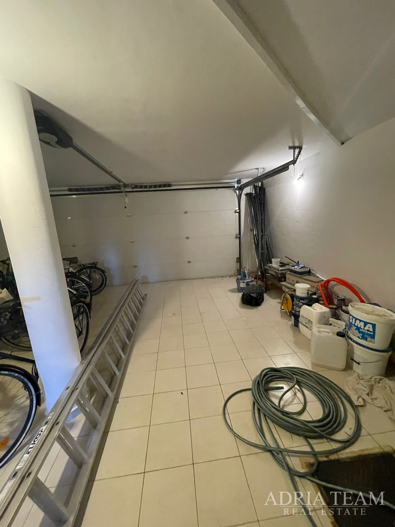 KUĆA S 10 APARTMANA, POGLED NA MORE - PETRČANE