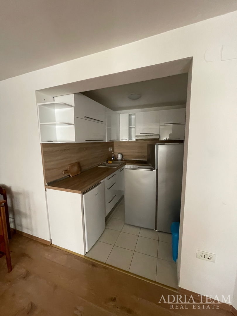 KUĆA S 10 APARTMANA, POGLED NA MORE - PETRČANE