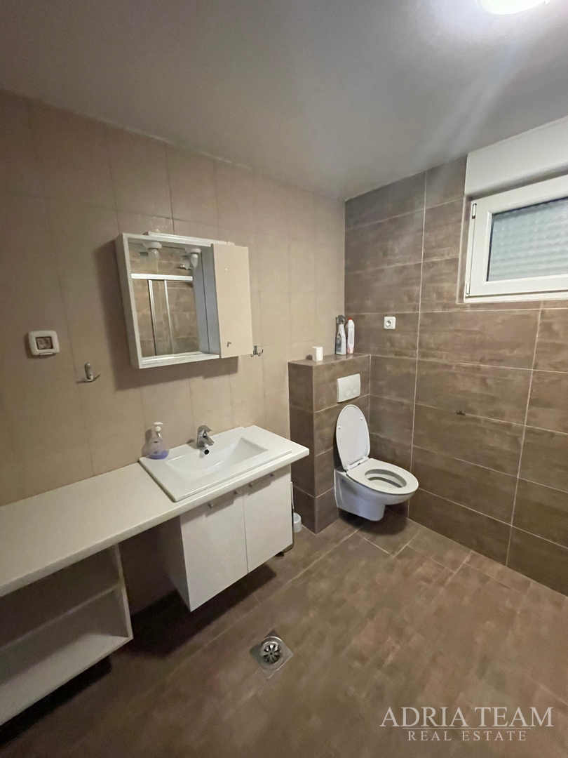 KUĆA S 10 APARTMANA, POGLED NA MORE - PETRČANE