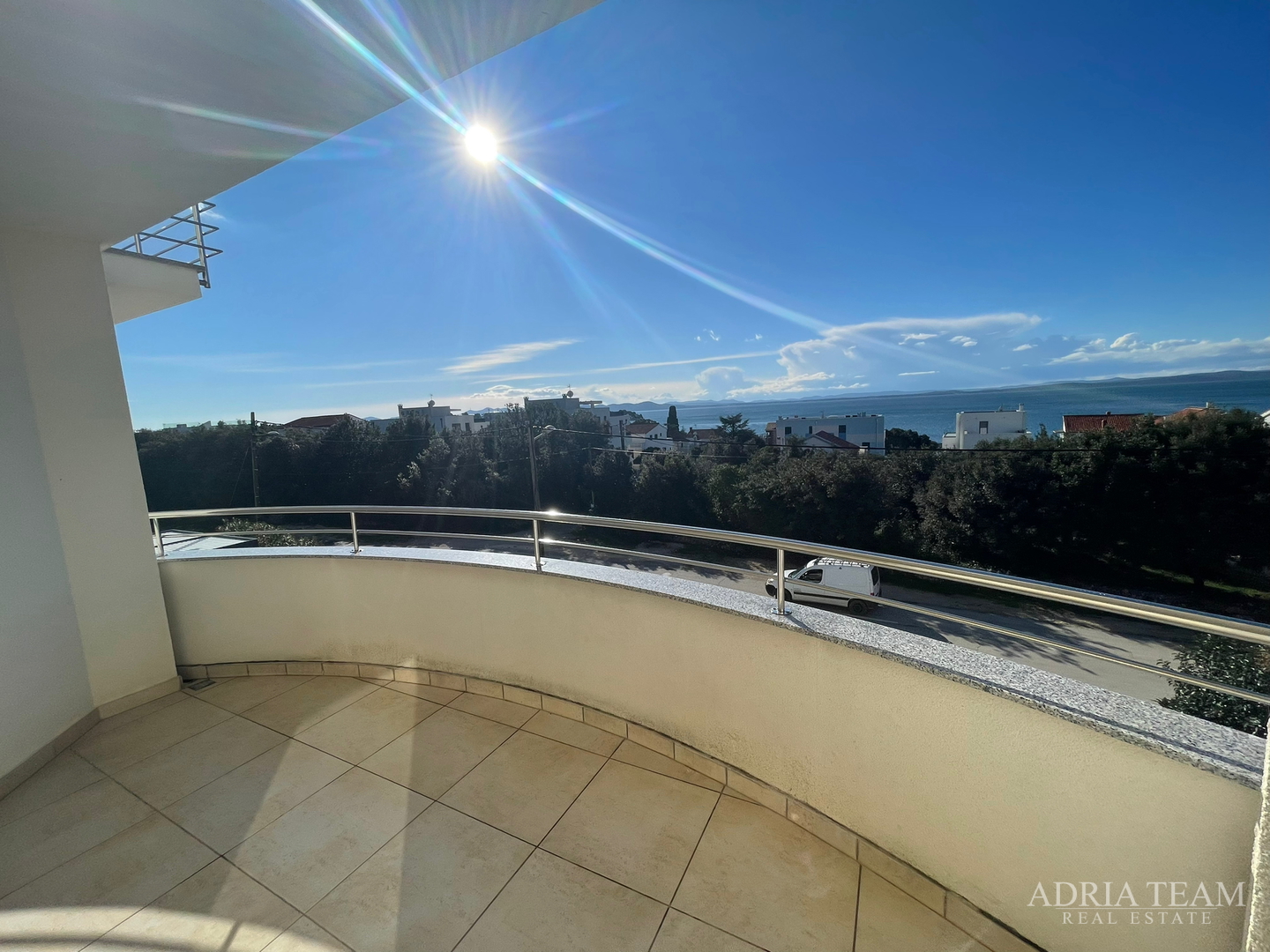 KUĆA S 10 APARTMANA, POGLED NA MORE - PETRČANE