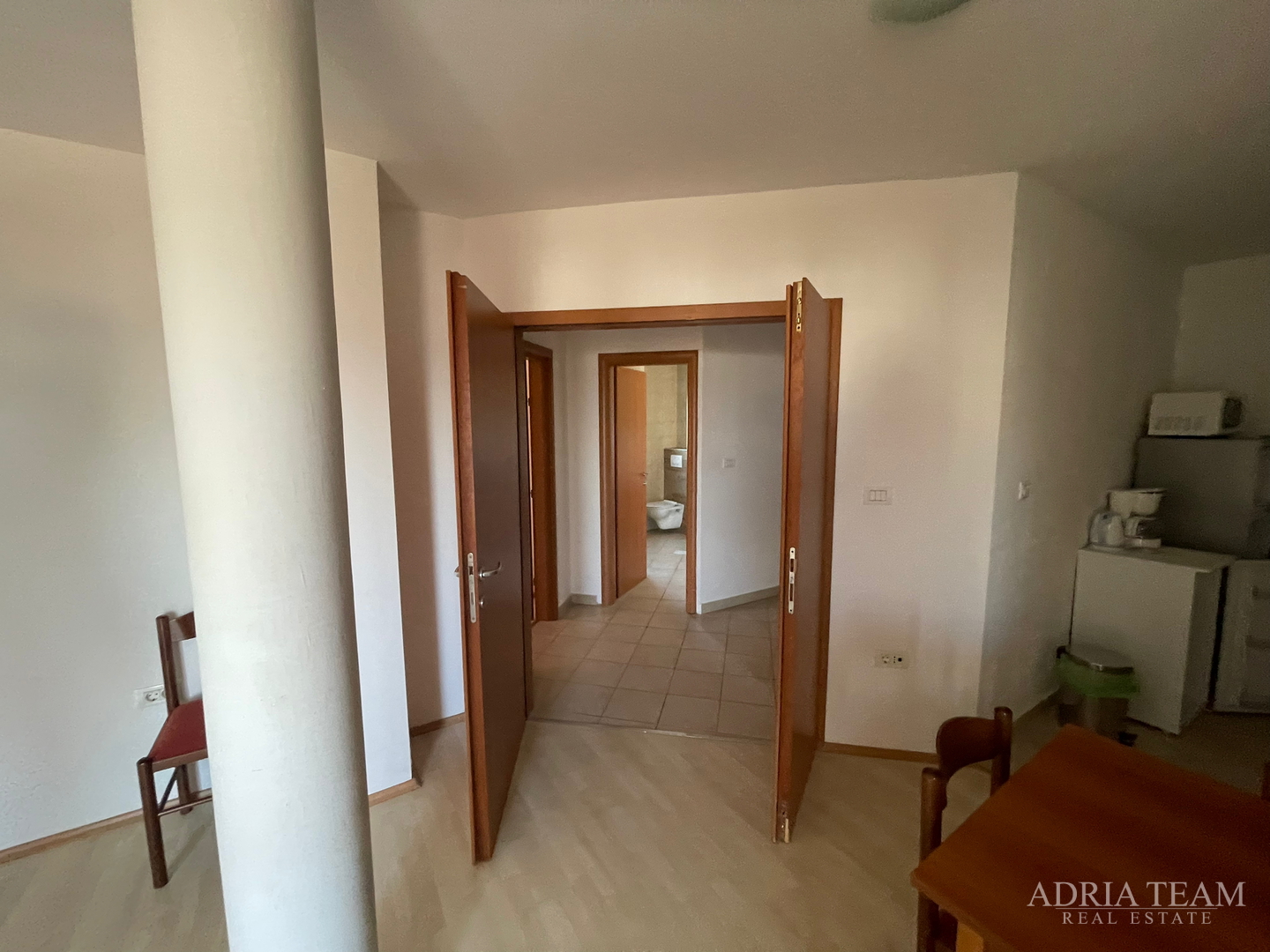 KUĆA S 10 APARTMANA, POGLED NA MORE - PETRČANE