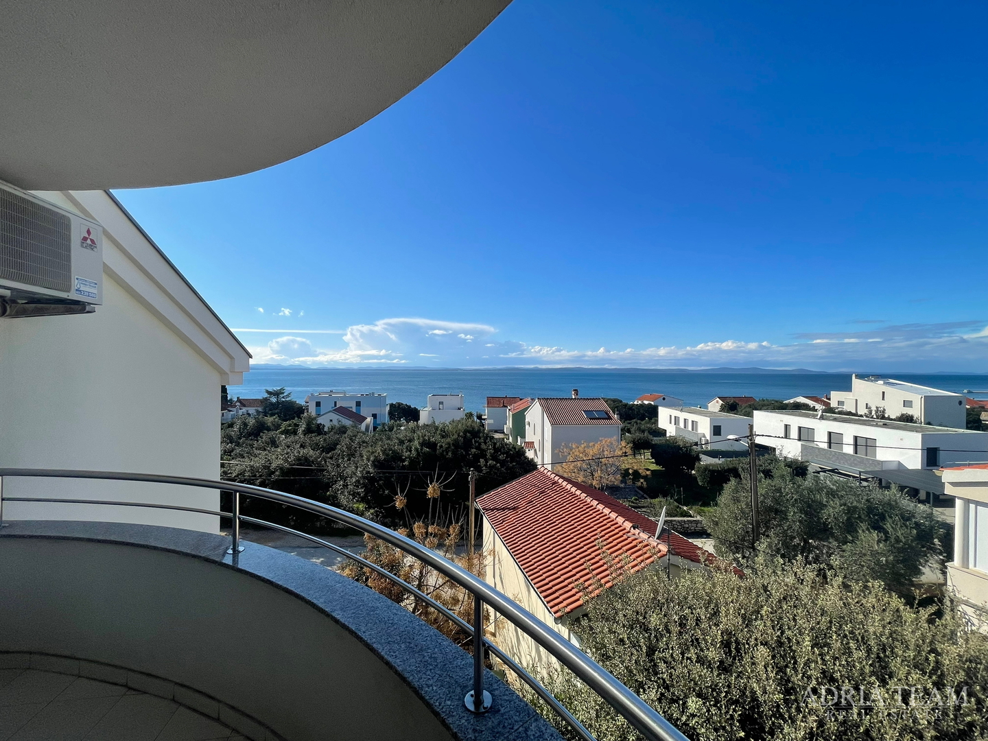 KUĆA S 10 APARTMANA, POGLED NA MORE - PETRČANE