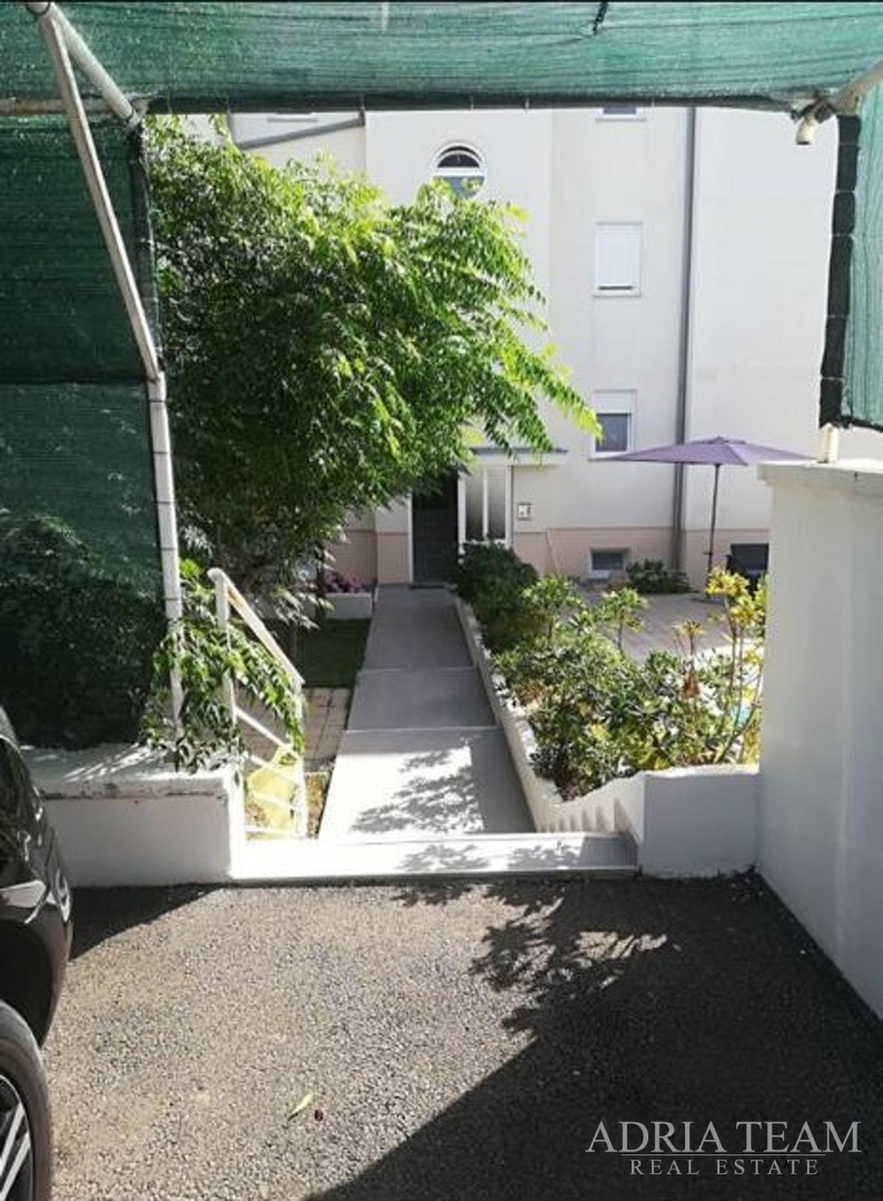 KUĆA S 10 APARTMANA, POGLED NA MORE - PETRČANE