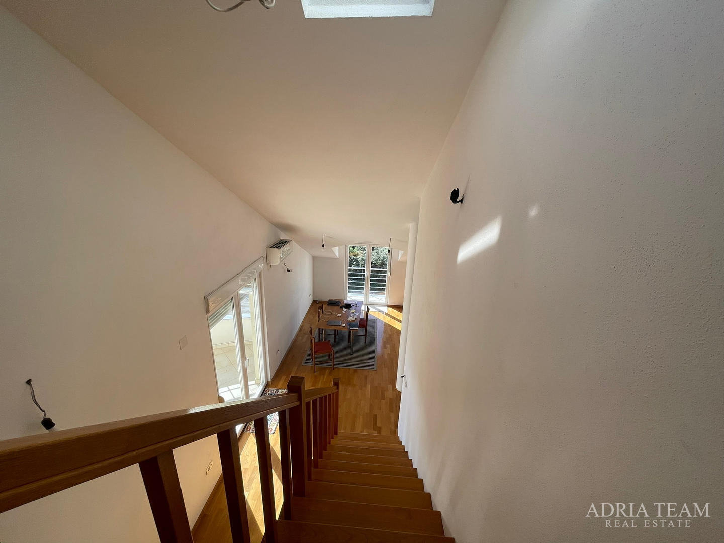 KUĆA S 10 APARTMANA, POGLED NA MORE - PETRČANE