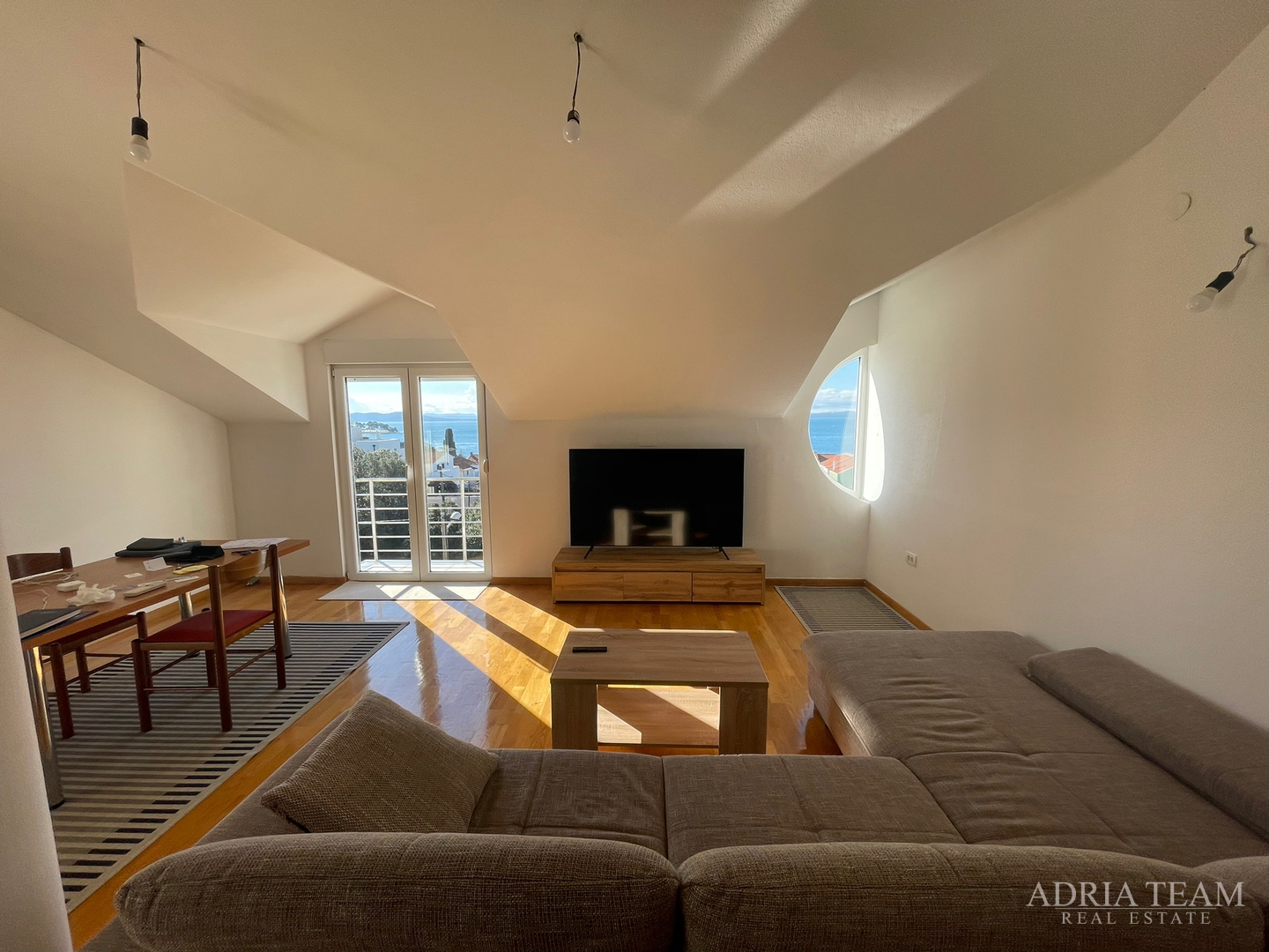 KUĆA S 10 APARTMANA, POGLED NA MORE - PETRČANE