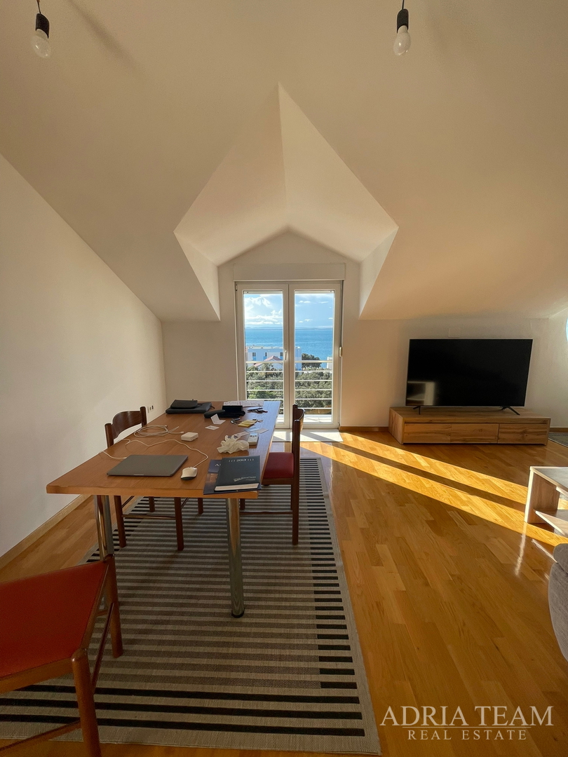 KUĆA S 10 APARTMANA, POGLED NA MORE - PETRČANE