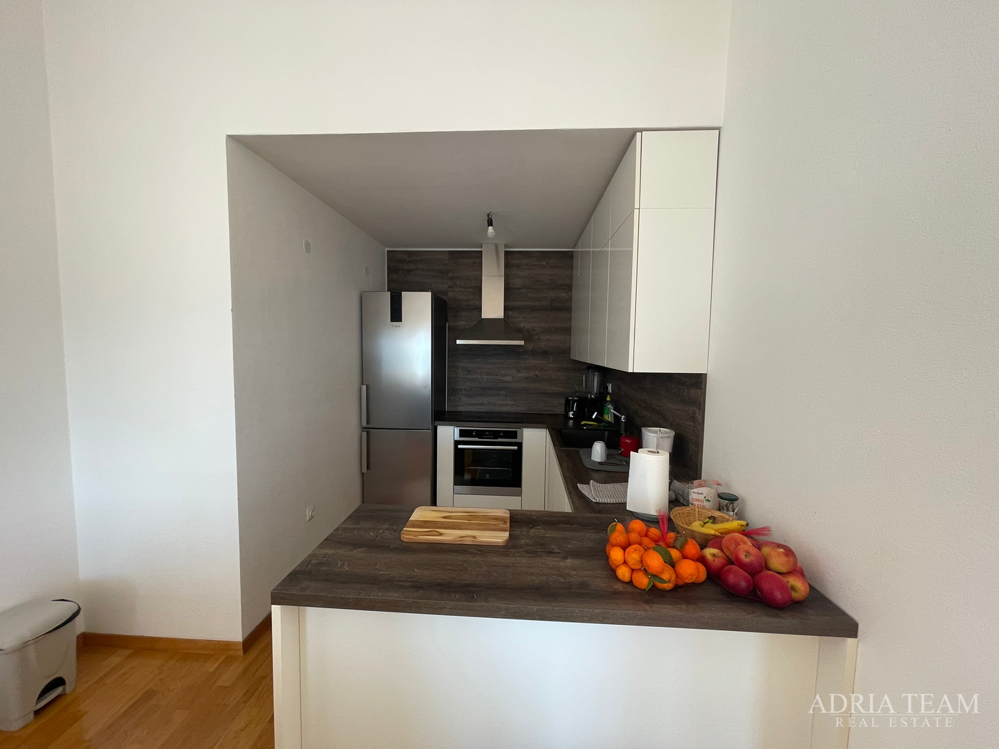 KUĆA S 10 APARTMANA, POGLED NA MORE - PETRČANE