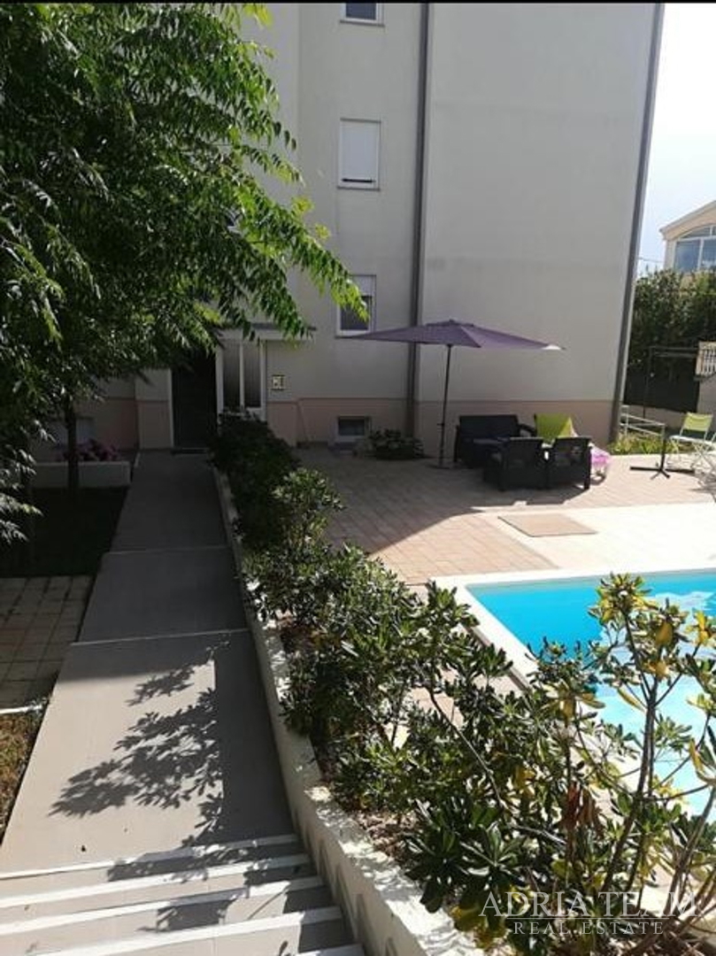 KUĆA S 10 APARTMANA, POGLED NA MORE - PETRČANE