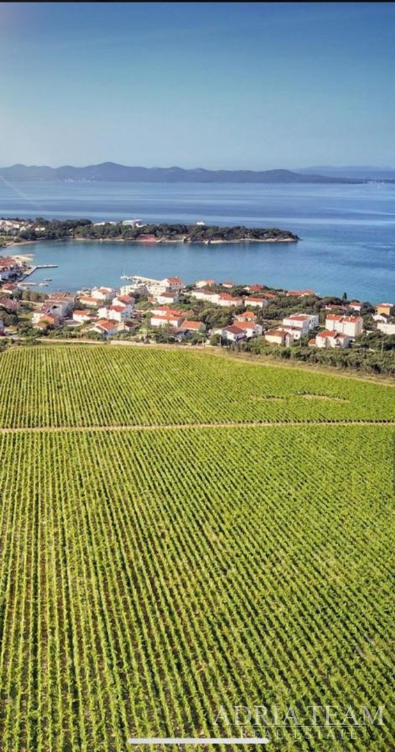 KUĆA S 10 APARTMANA, POGLED NA MORE - PETRČANE