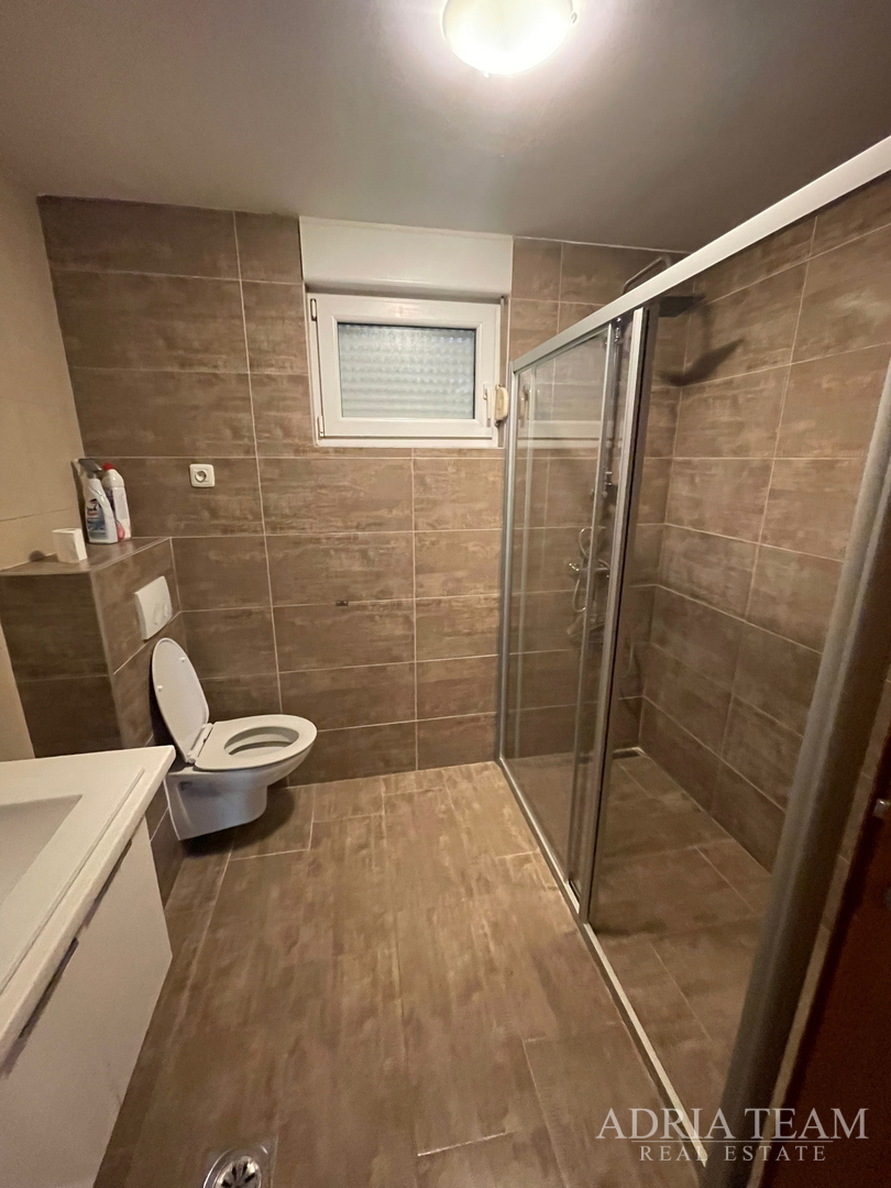 KUĆA S 10 APARTMANA, POGLED NA MORE - PETRČANE