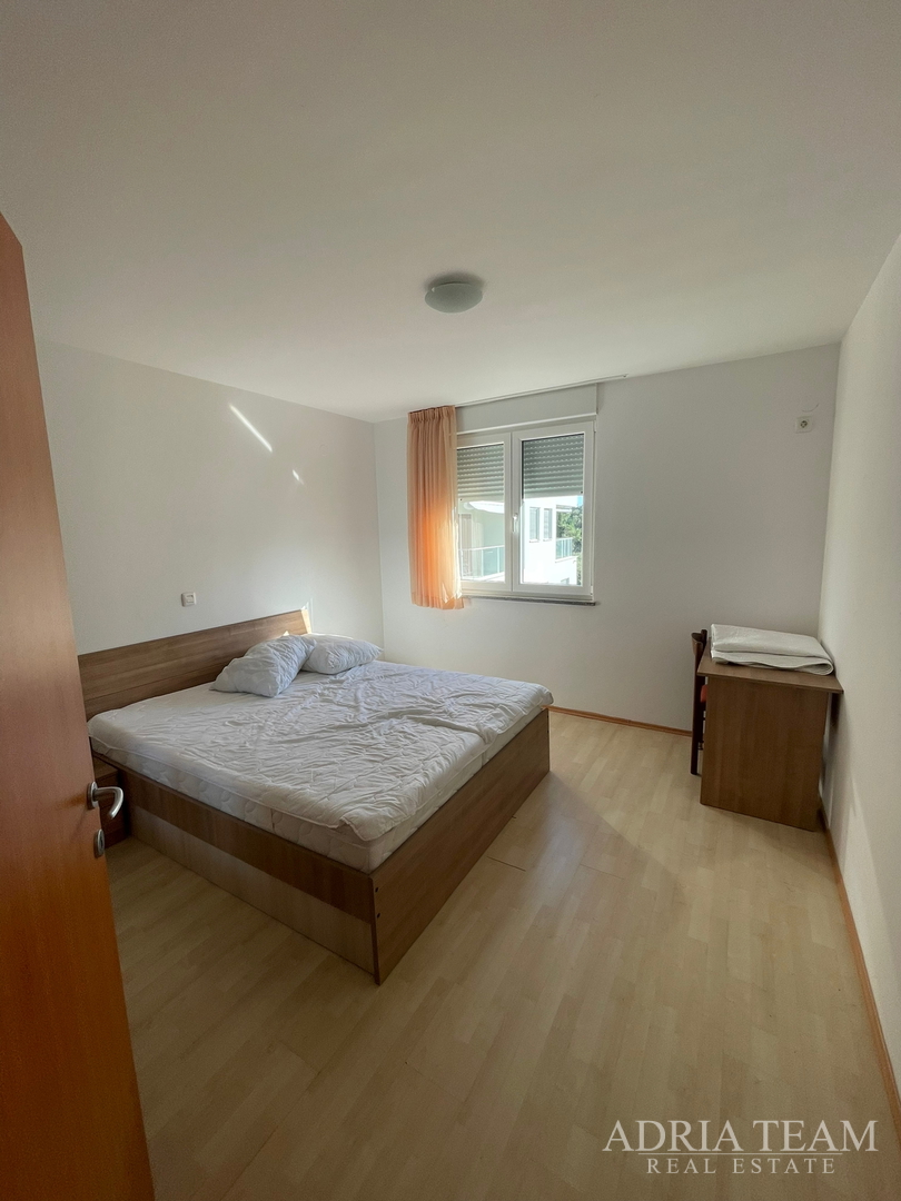 KUĆA S 10 APARTMANA, POGLED NA MORE - PETRČANE