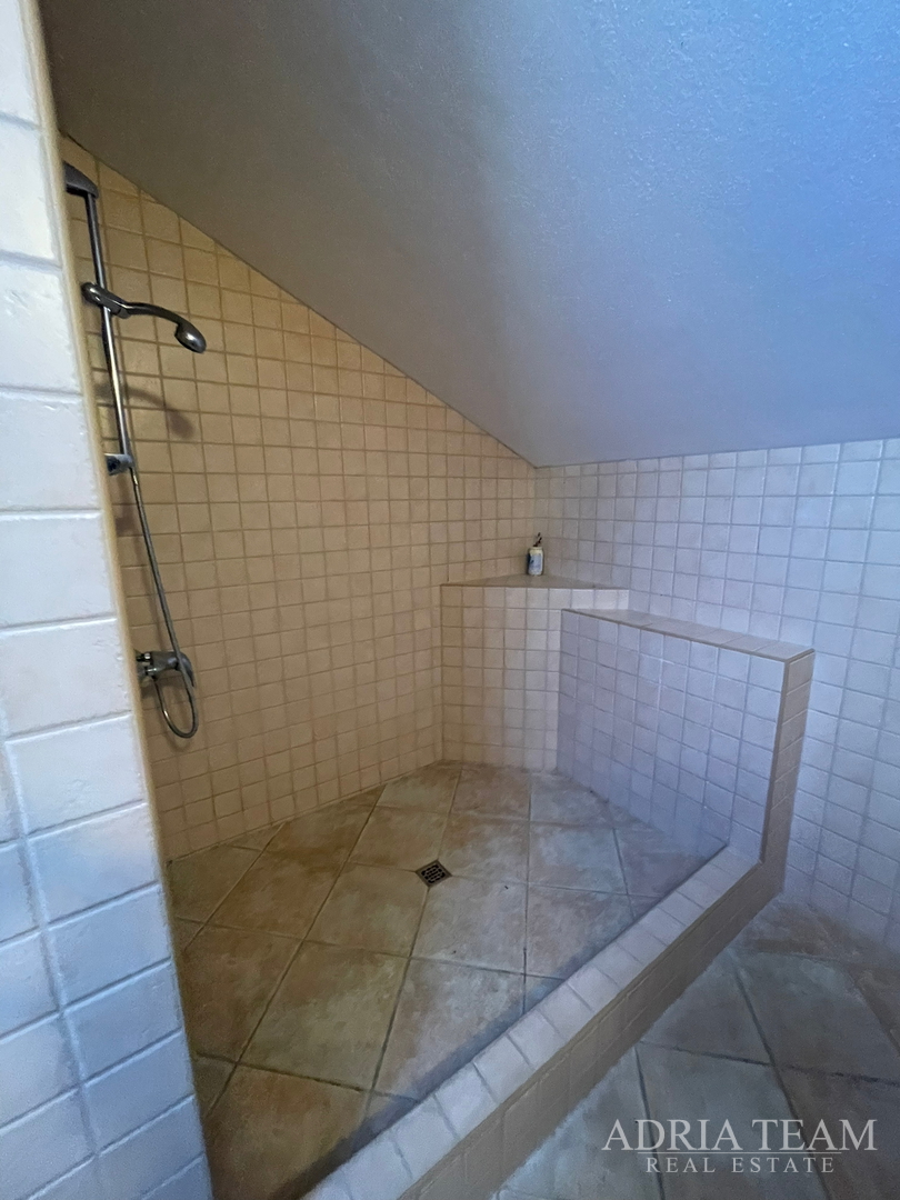 KUĆA S 10 APARTMANA, POGLED NA MORE - PETRČANE