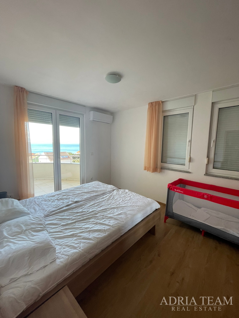 KUĆA S 10 APARTMANA, POGLED NA MORE - PETRČANE