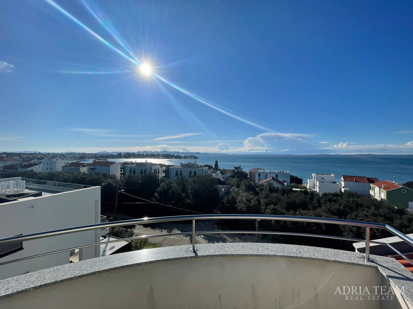 KUĆA S 10 APARTMANA, POGLED NA MORE - PETRČANE