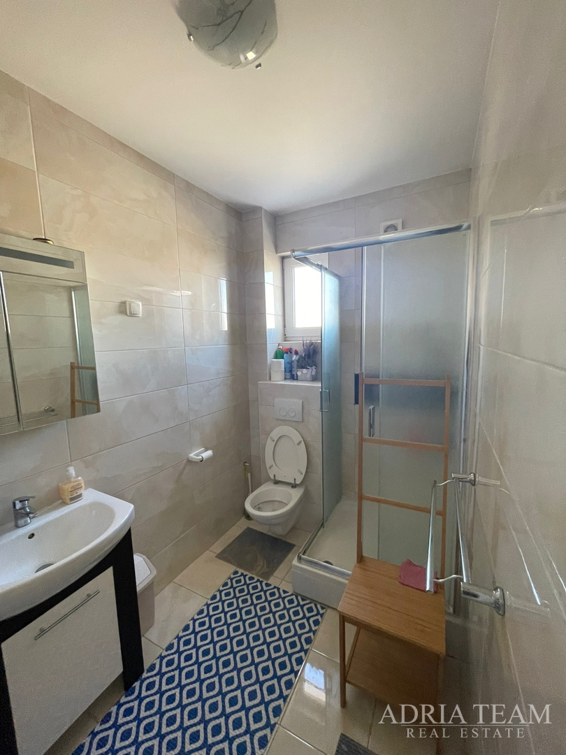 TROETAŽNI APARTMAN U STAMBENOJ ZGRADI - VRSI