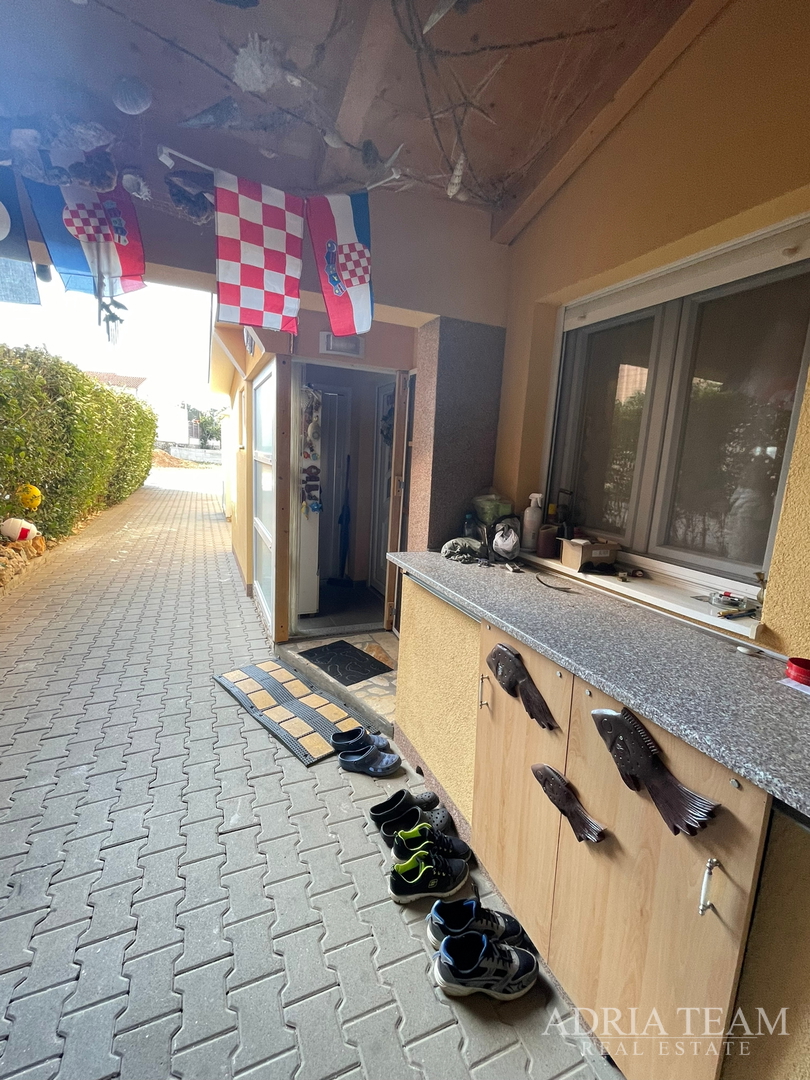 TROETAŽNI APARTMAN U STAMBENOJ ZGRADI - VRSI