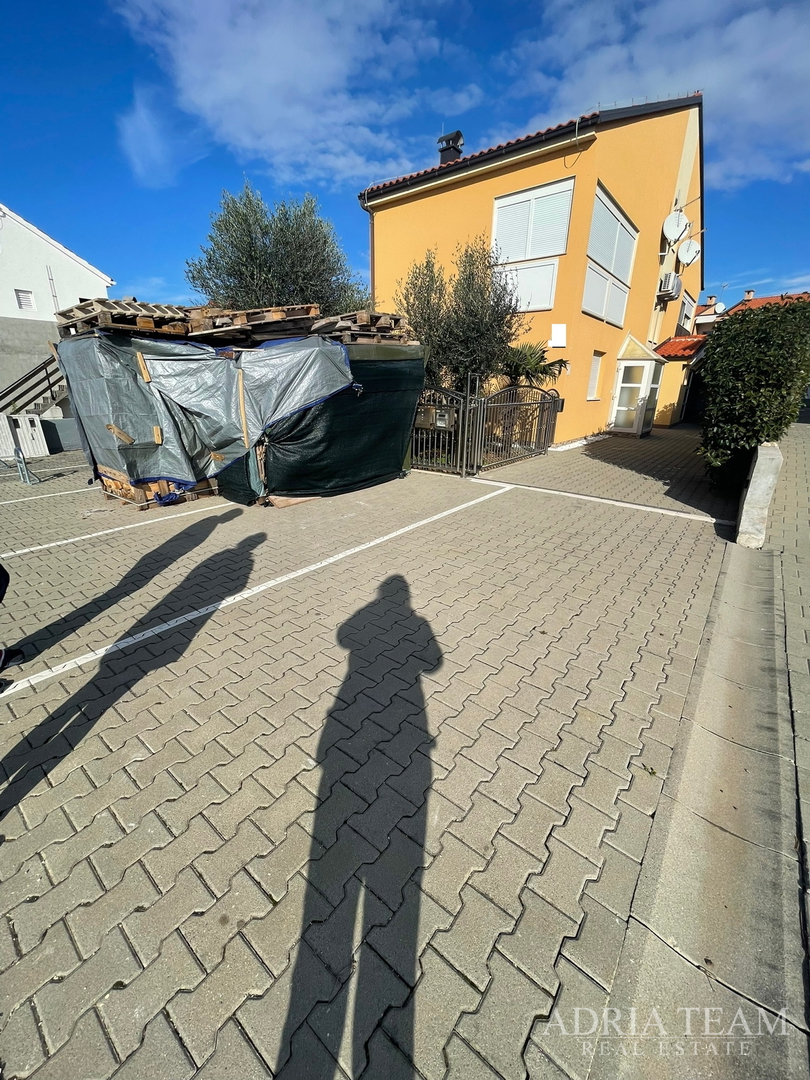 TROETAŽNI APARTMAN U STAMBENOJ ZGRADI - VRSI