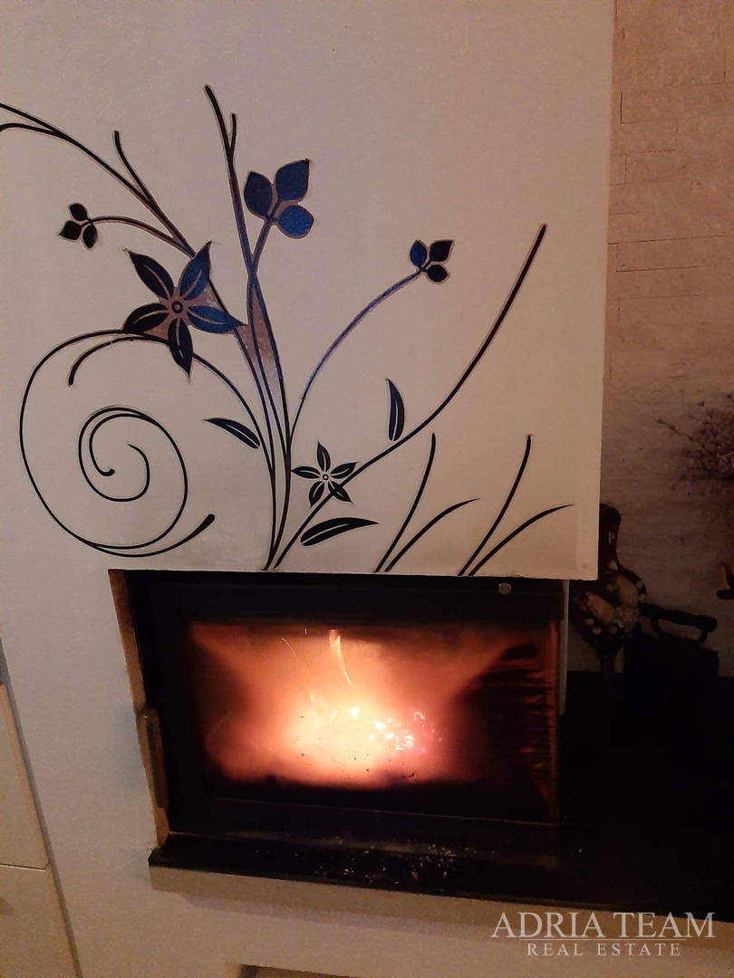 TROETAŽNI APARTMAN U STAMBENOJ ZGRADI - VRSI