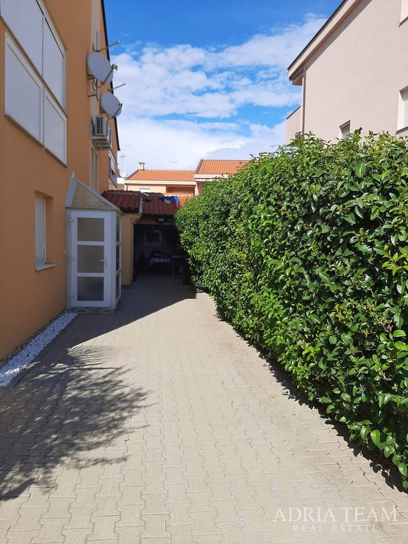 TROETAŽNI APARTMAN U STAMBENOJ ZGRADI - VRSI
