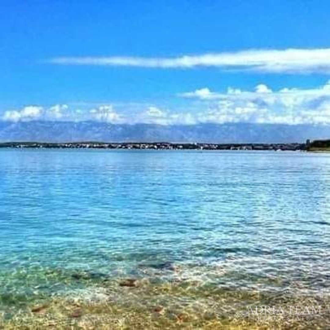 TROETAŽNI APARTMAN U STAMBENOJ ZGRADI - VRSI