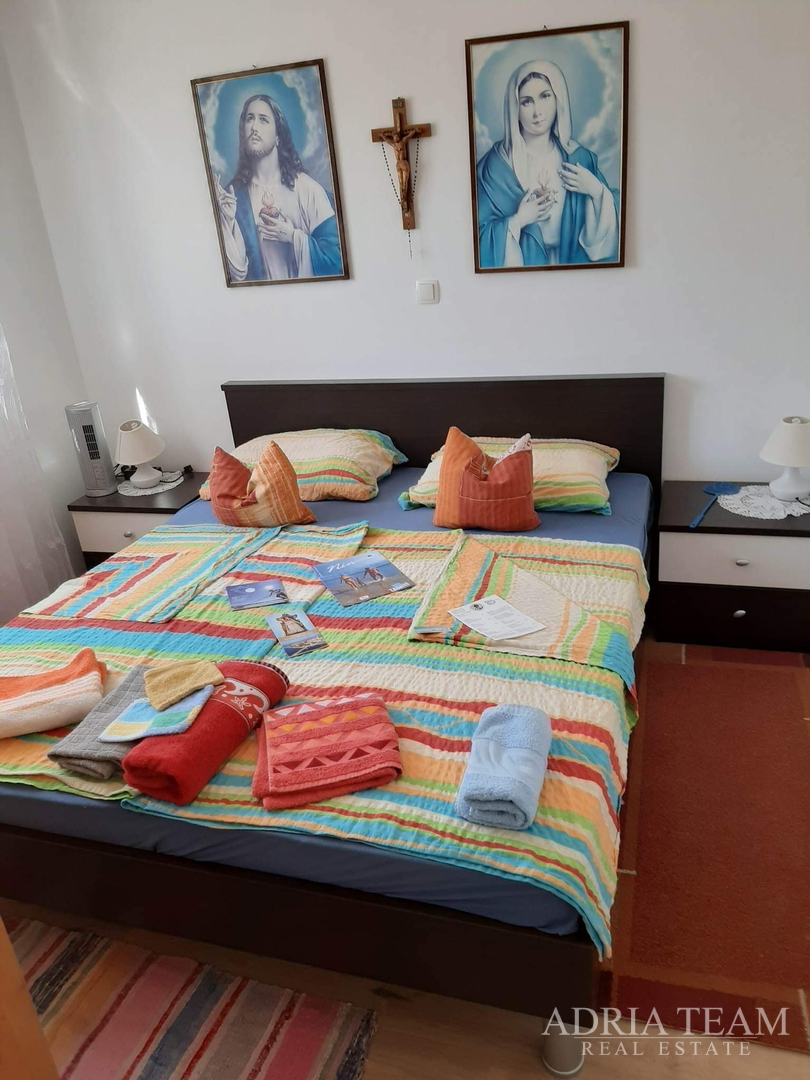 TROETAŽNI APARTMAN U STAMBENOJ ZGRADI - VRSI