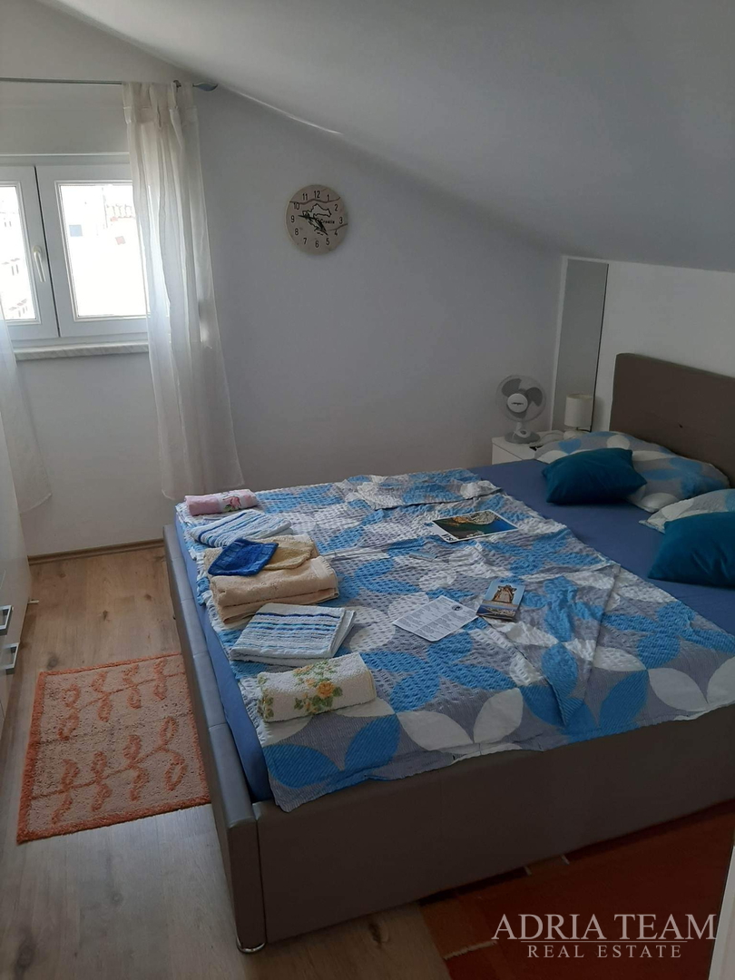 TROETAŽNI APARTMAN U STAMBENOJ ZGRADI - VRSI