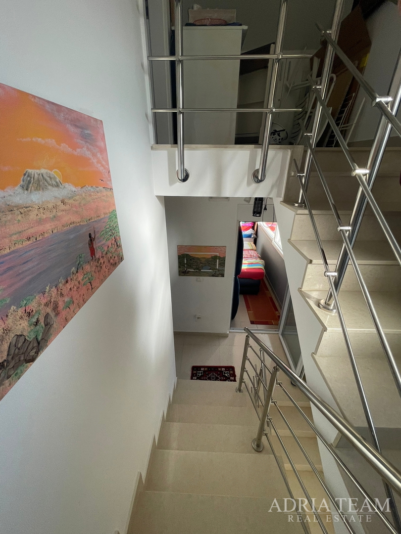 TROETAŽNI APARTMAN U STAMBENOJ ZGRADI - VRSI