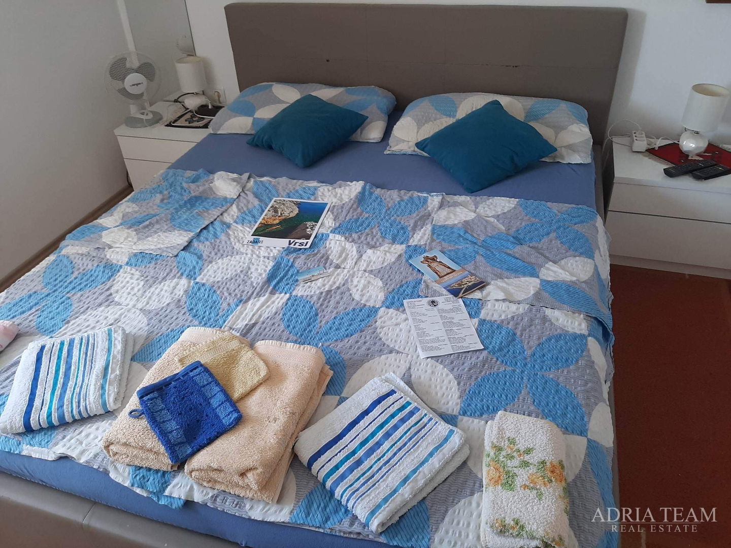 TROETAŽNI APARTMAN U STAMBENOJ ZGRADI - VRSI