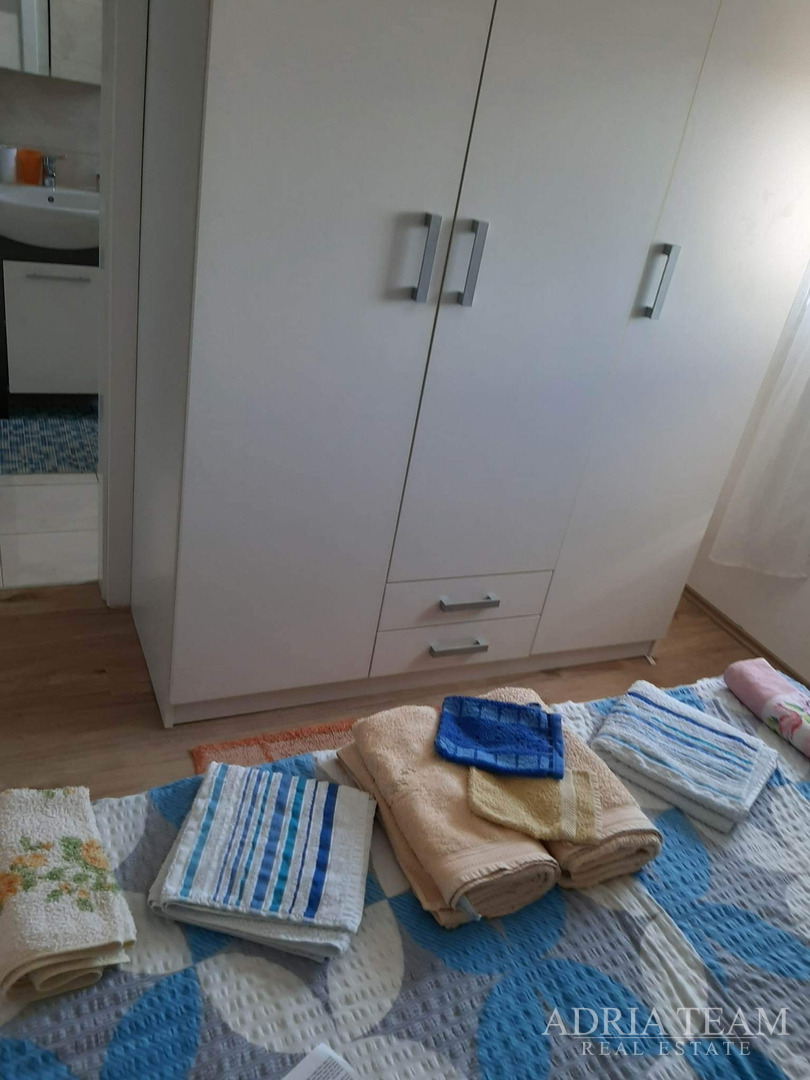 TROETAŽNI APARTMAN U STAMBENOJ ZGRADI - VRSI