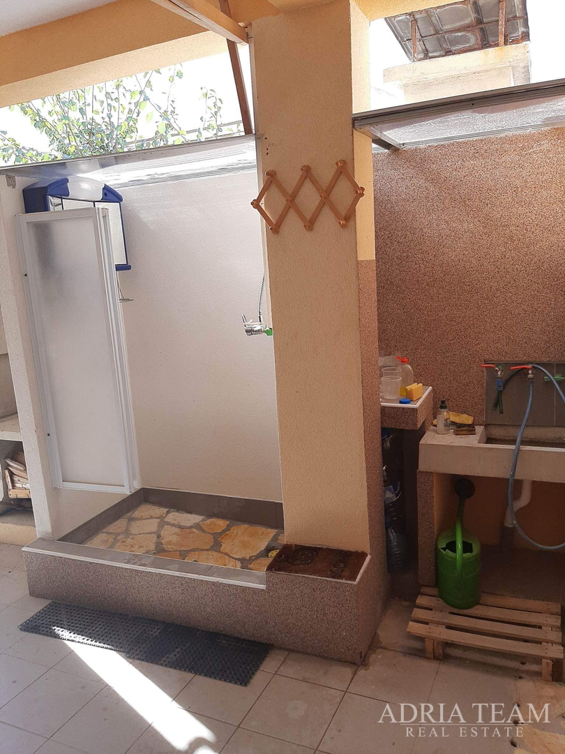 TROETAŽNI APARTMAN U STAMBENOJ ZGRADI - VRSI