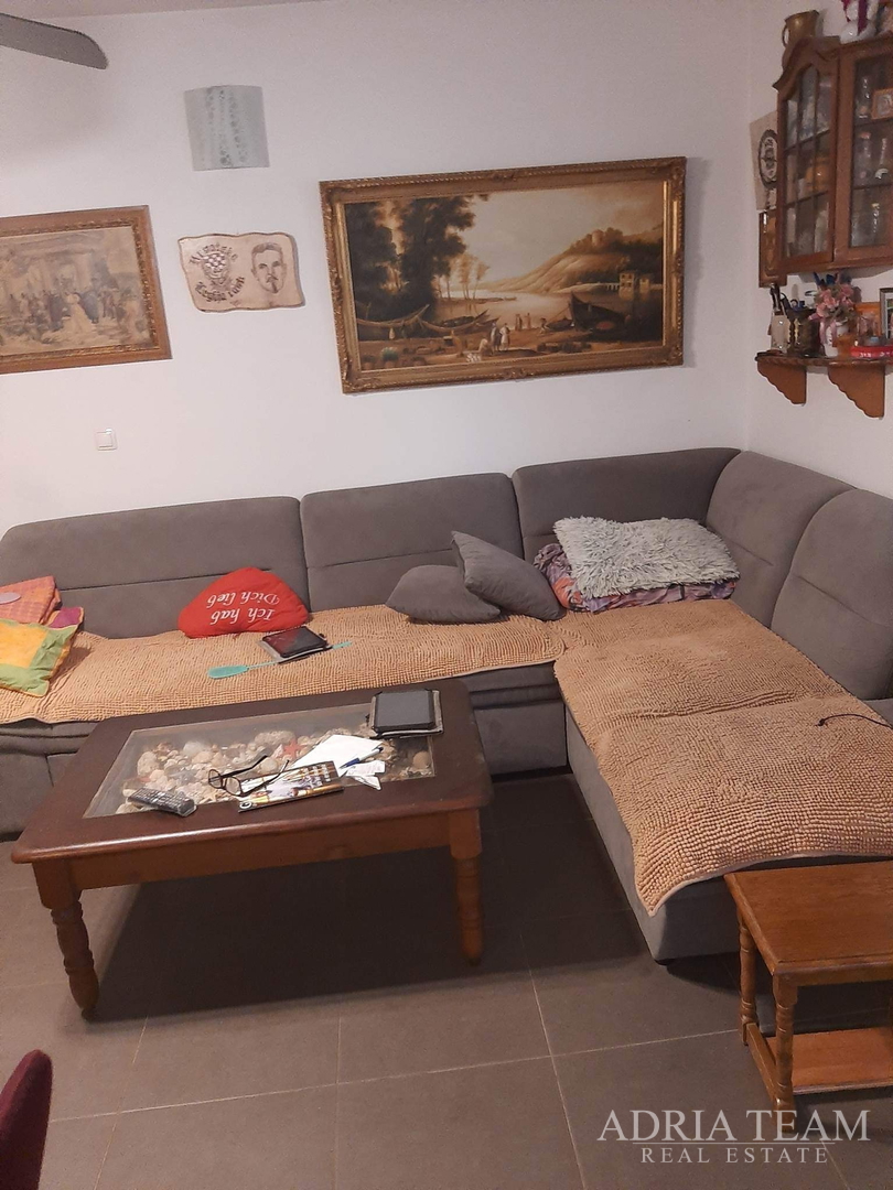 TROETAŽNI APARTMAN U STAMBENOJ ZGRADI - VRSI