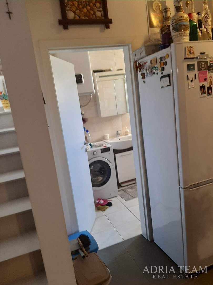 TROETAŽNI APARTMAN U STAMBENOJ ZGRADI - VRSI