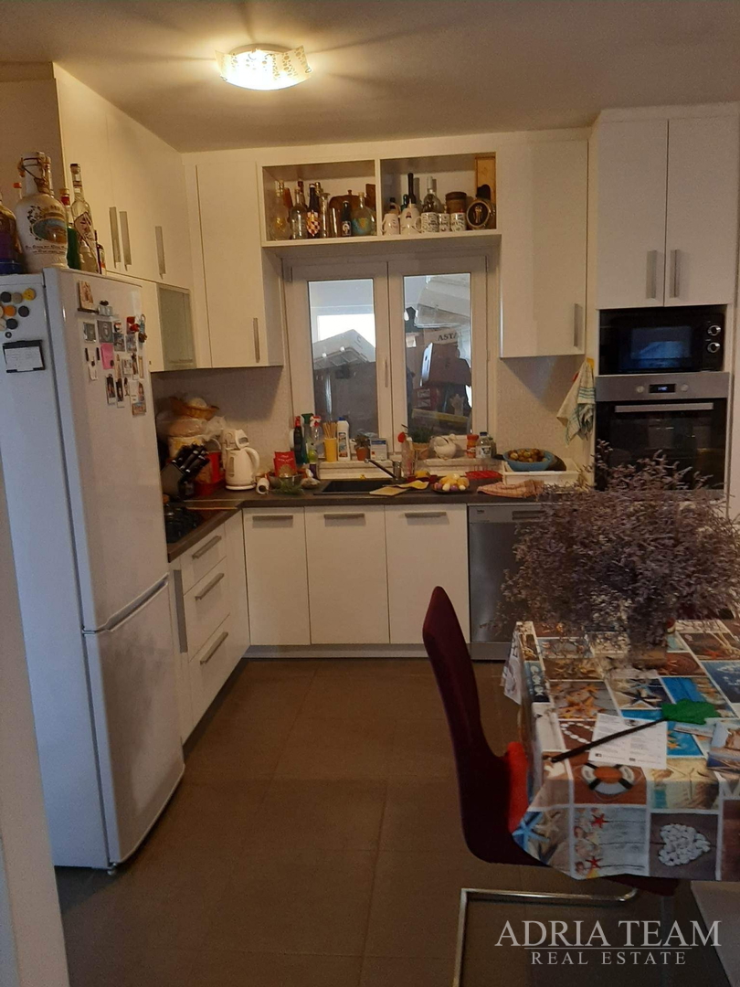 TROETAŽNI APARTMAN U STAMBENOJ ZGRADI - VRSI