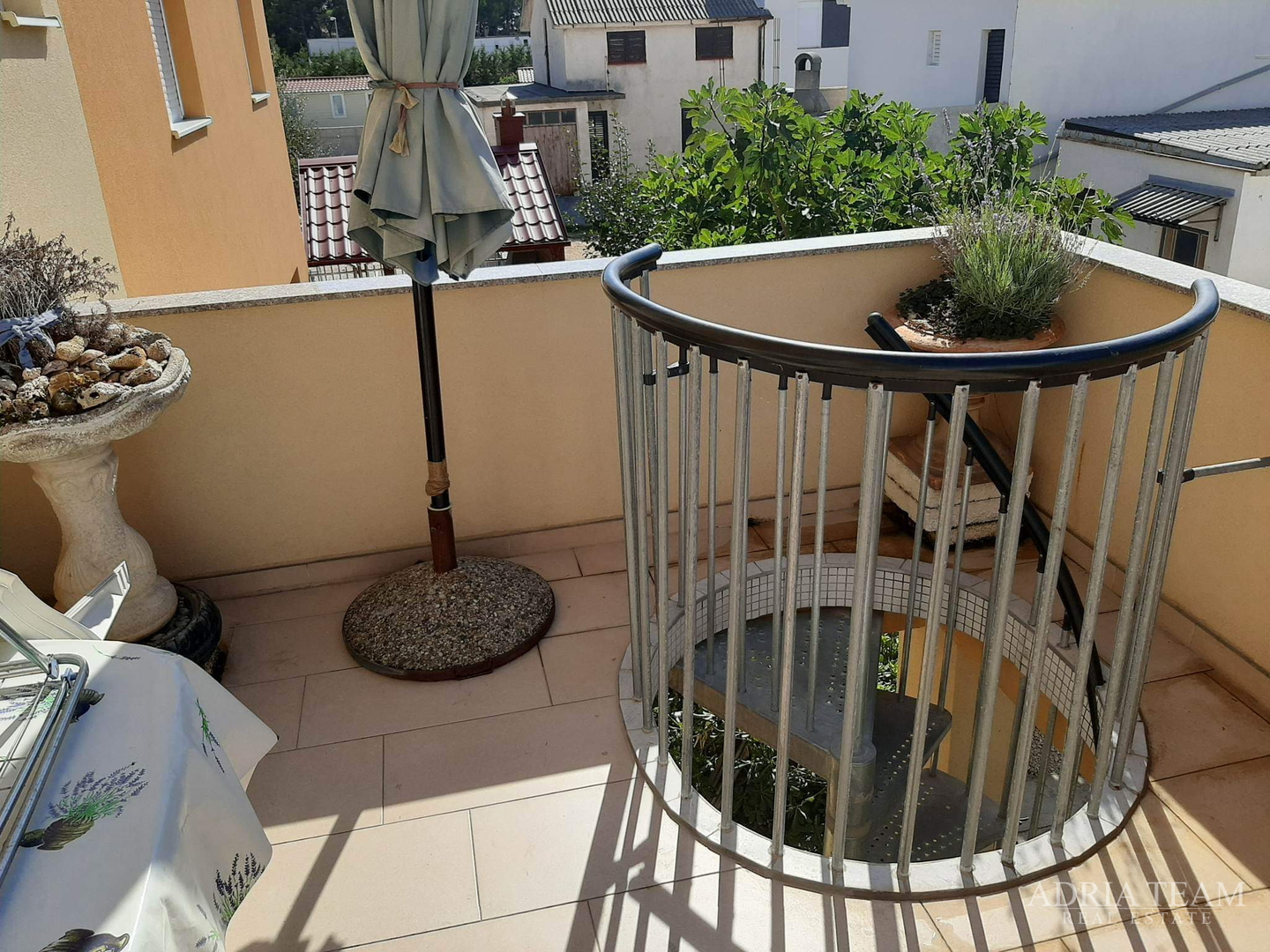 TROETAŽNI APARTMAN U STAMBENOJ ZGRADI - VRSI