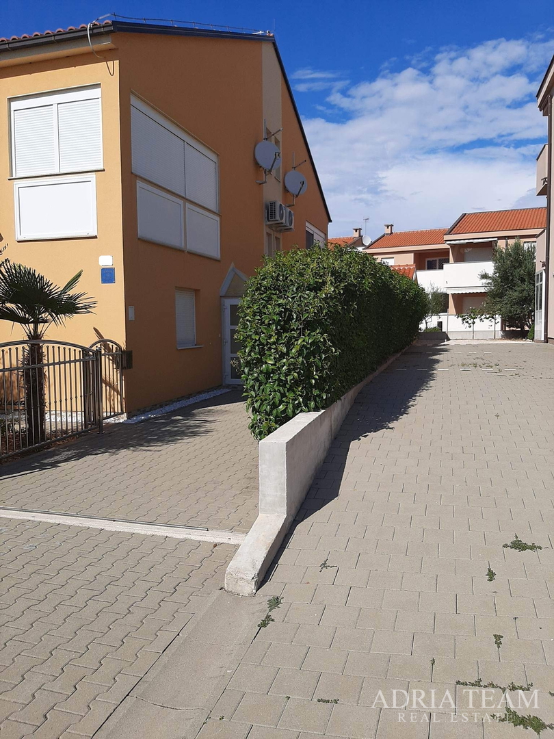 TROETAŽNI APARTMAN U STAMBENOJ ZGRADI - VRSI