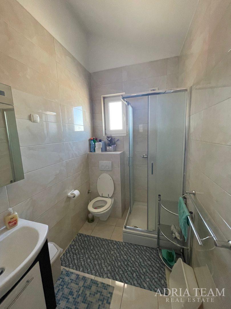 TROETAŽNI APARTMAN U STAMBENOJ ZGRADI - VRSI