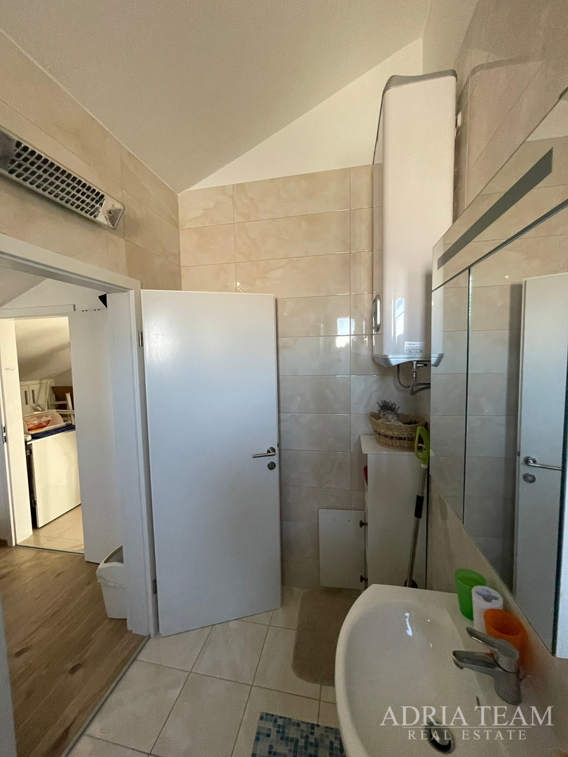 TROETAŽNI APARTMAN U STAMBENOJ ZGRADI - VRSI